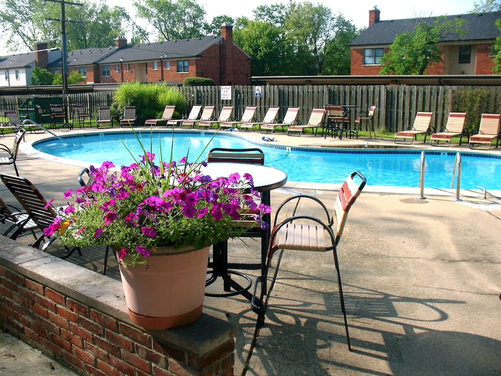 The Meadows at Balfour is a very attractive 408 unit apartment community located in Harper Woods, Michigan.