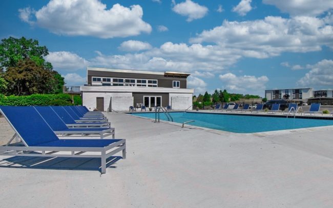group-investing-real-estate-poolside